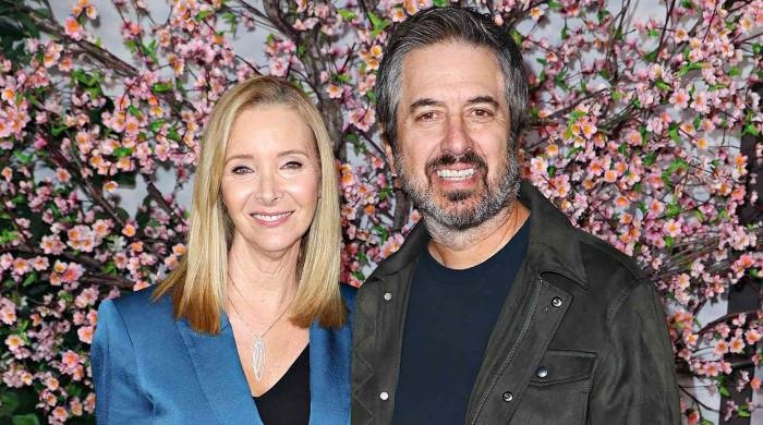 Lisa Kudrow, Ray Romano playfully promote ‘No Good Deed’ with ‘Friends’ couch at WB lot Lisa Kudrow, Ray Romano playfully promote ‘No Good Deed’ with ‘Friends’ couch at WB lot